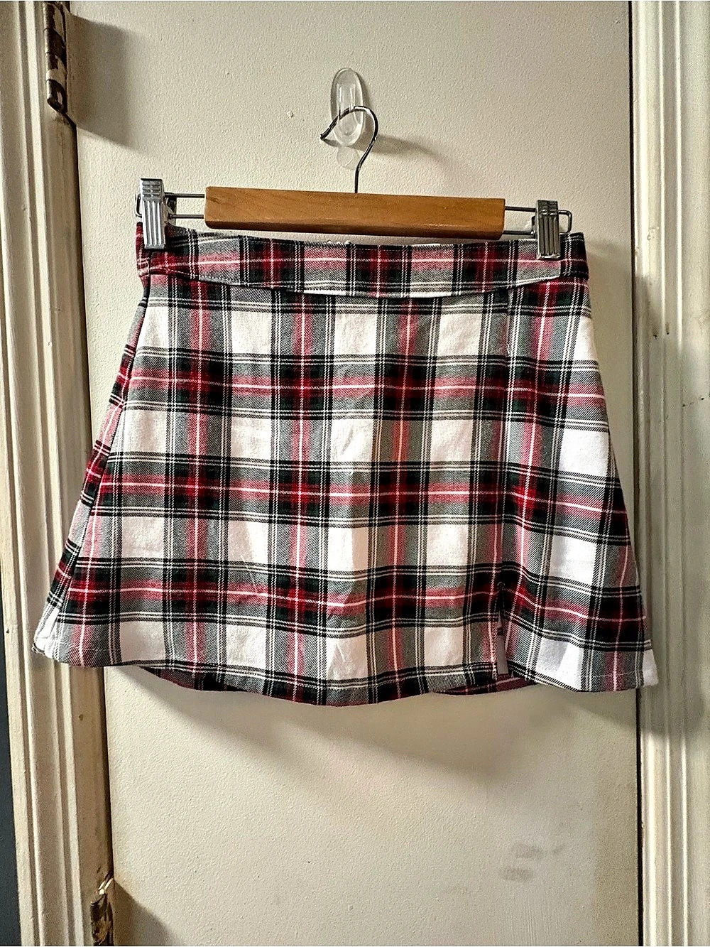 Hollister Ultra High-Rise Skirt Plaid Mini Skirt in White & Red Size Small